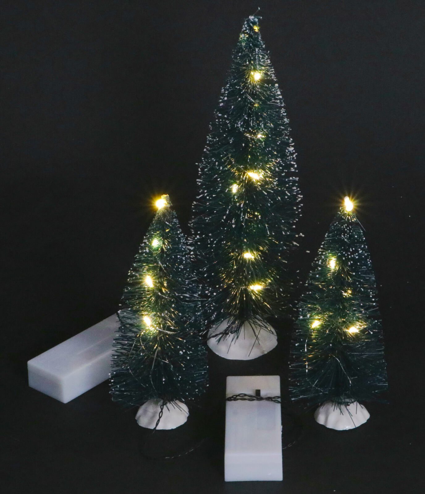Koopman Künstlicher Weihnachtsbaum 3er Set Deko Schneetannen mit warmweißen LED Lichterketten