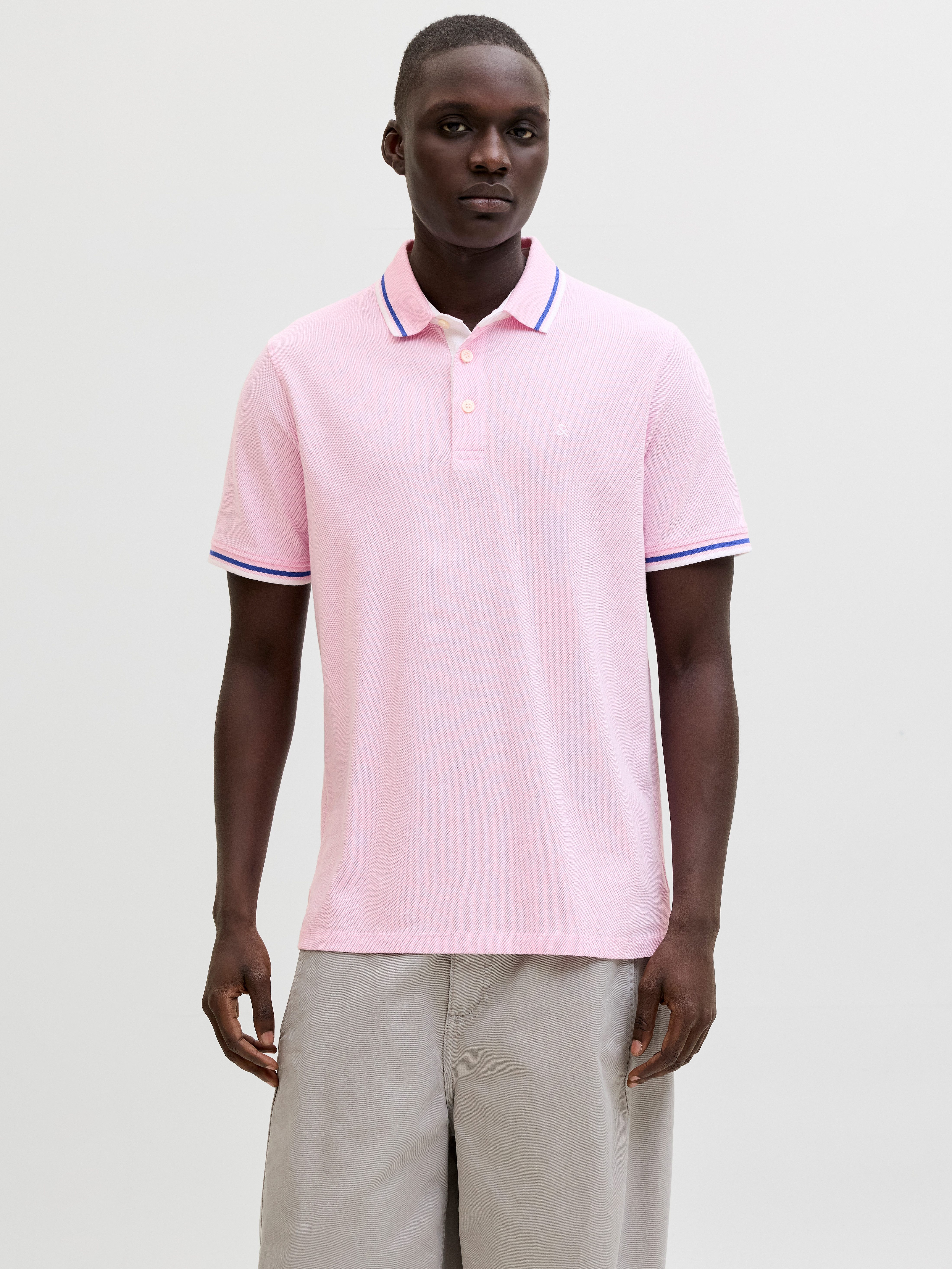 Jack & Jones Poloshirt JJEPAULOS Poloshirt mit klassischem Kragen und figurbetonter Form Logostickerei, modisch, schmal, Baumwolle, Polokragen