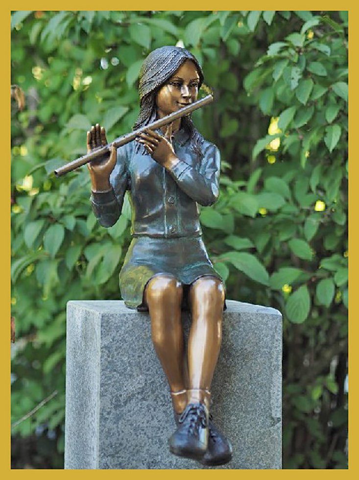 IDYL Gartenfigur IDYL Bronze-Skulptur Sitzendes Mädchen mit einer Flöte, Bronze – sehr robust – Langlebig – witterungsbeständig gegen Frost, Regen und UV-Strahlung. Die Modelle werden in Wachsausschmelzverfahren in Bronze gegossen und von Hand patiniert.