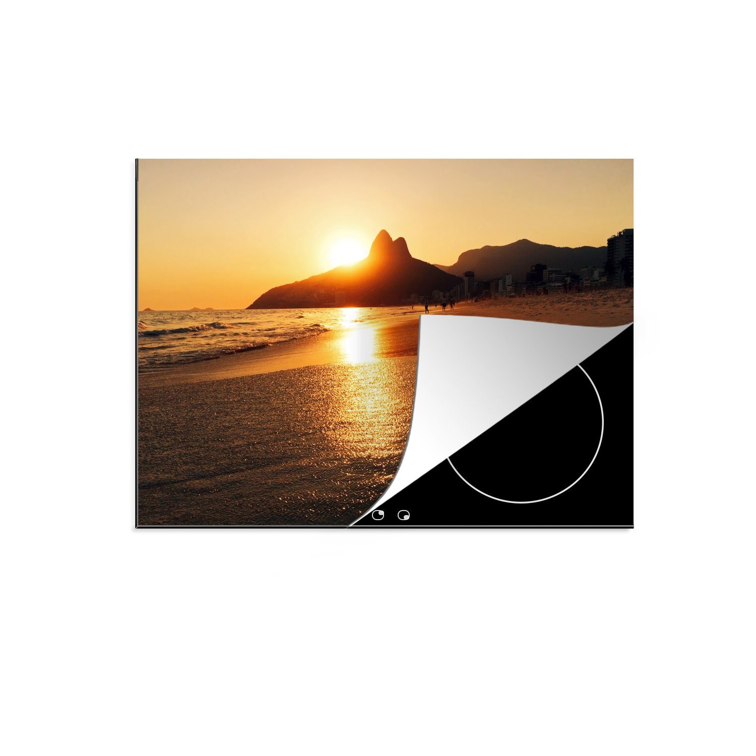 MuchoWow Herdblende-/Abdeckplatte Die Sonne verschwindet hinter dem Berg am Strand von Ipanema in, Vinyl, (1 tlg), 70x52 cm, Mobile Arbeitsfläche nutzbar, Ceranfeldabdeckung | Herdabdeckplatten