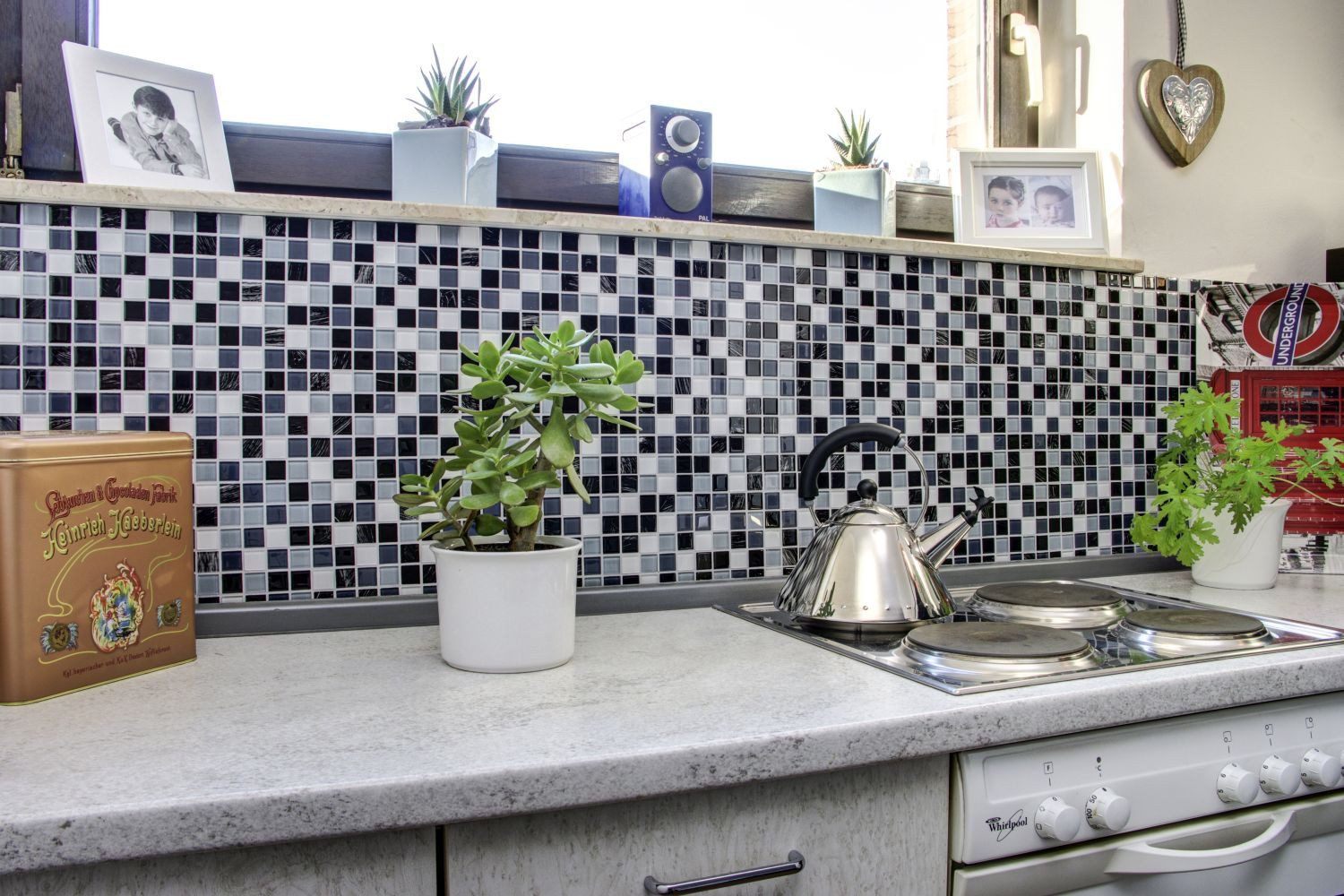 Mosani Mosaikfliesen 10 St. selbst­kle­bende Glasmosaik Wandfliesen schwarz weiss grau, Set, 10-teilig 0,9m², Spritzwasserbereich geeignet, Küchenrückwand Spritzschutz