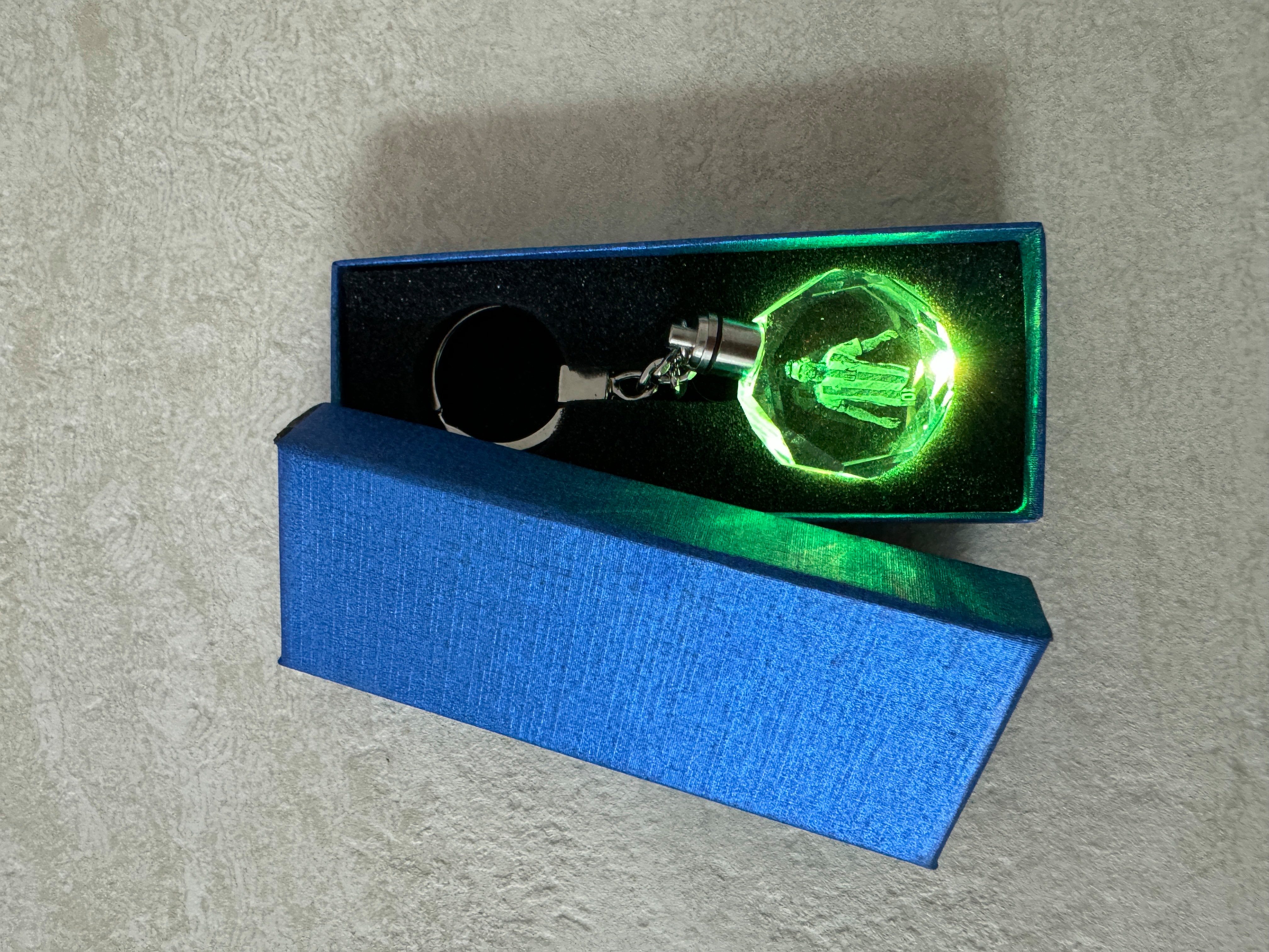 Stelby Schlüsselanhänger mit Gravur Lionel Messi Schlüsselanhänger Multicolor LED mit Geschenkbox (Perfekt für Geburtstage und Weihnachten, 1-tlg., Robustes Glasmaterial, leuchtet in 5 Farben), Farbwechsel, langlebig, modernes Design