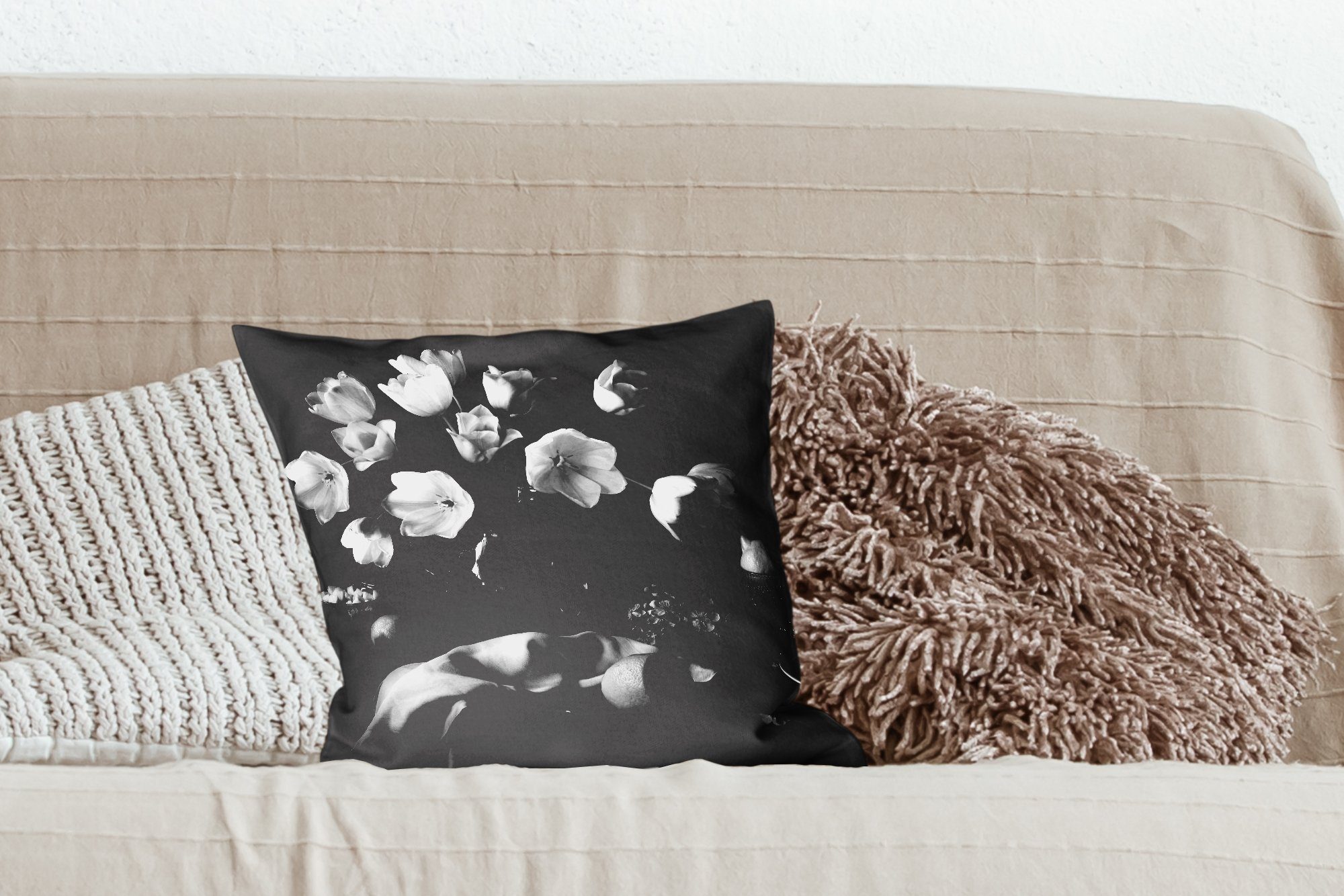 MuchoWow Wohzimmer, weiß, und Stilleben Sofakissen - Blumen mit Schwarz Deko, Füllung Dekokissen - für Schlafzimmer, Zierkissen