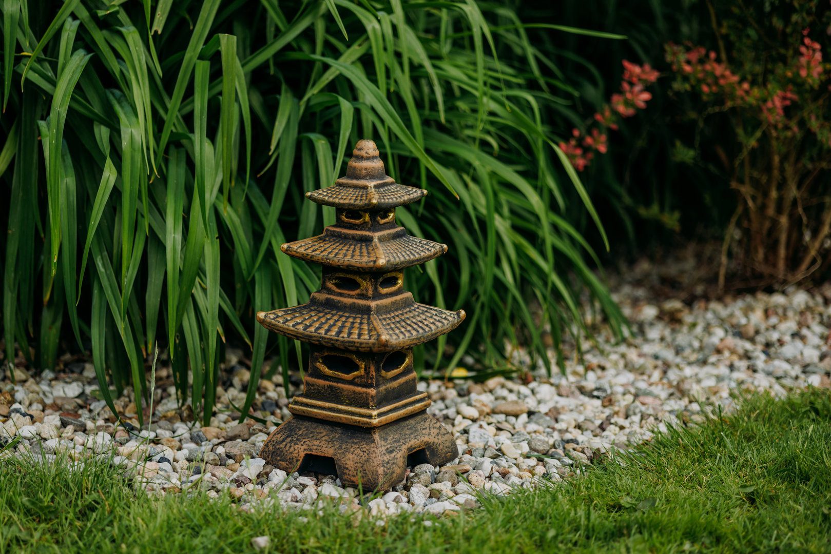 gartendekoparadies.de Gartenfigur Pagode in exklusiver Farbgebung günstig online kaufen