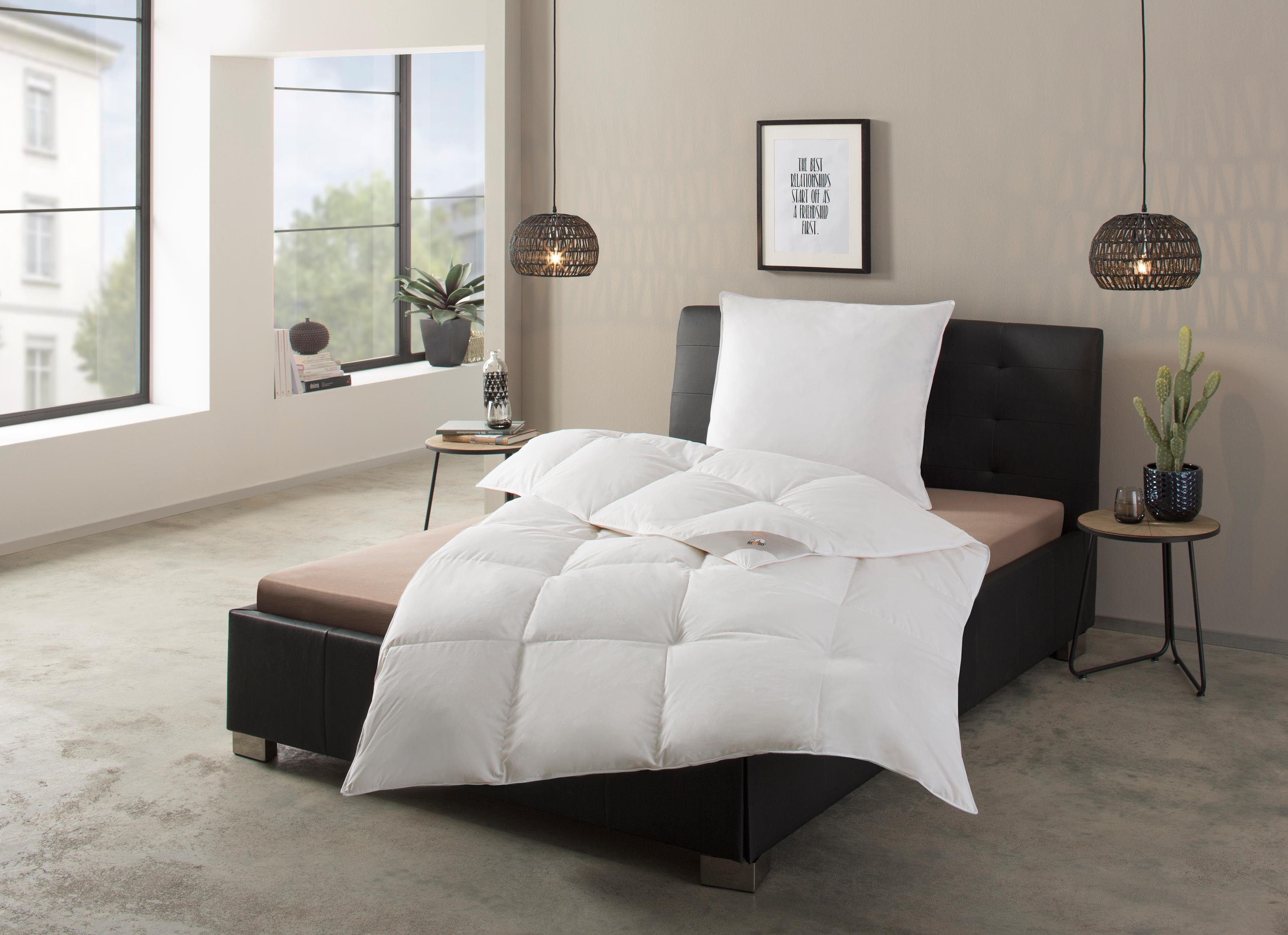 RIBECO Federbettdecke Laram, Bettdecken für Sommer oder Winter, Made in Germany, Füllung: 90% Federn, 10% Daunen, Bezug: 100% Baumwolle, Super Preis-Leistung, Bettdecke 135x200 cm oder 155x220 cm, Decke