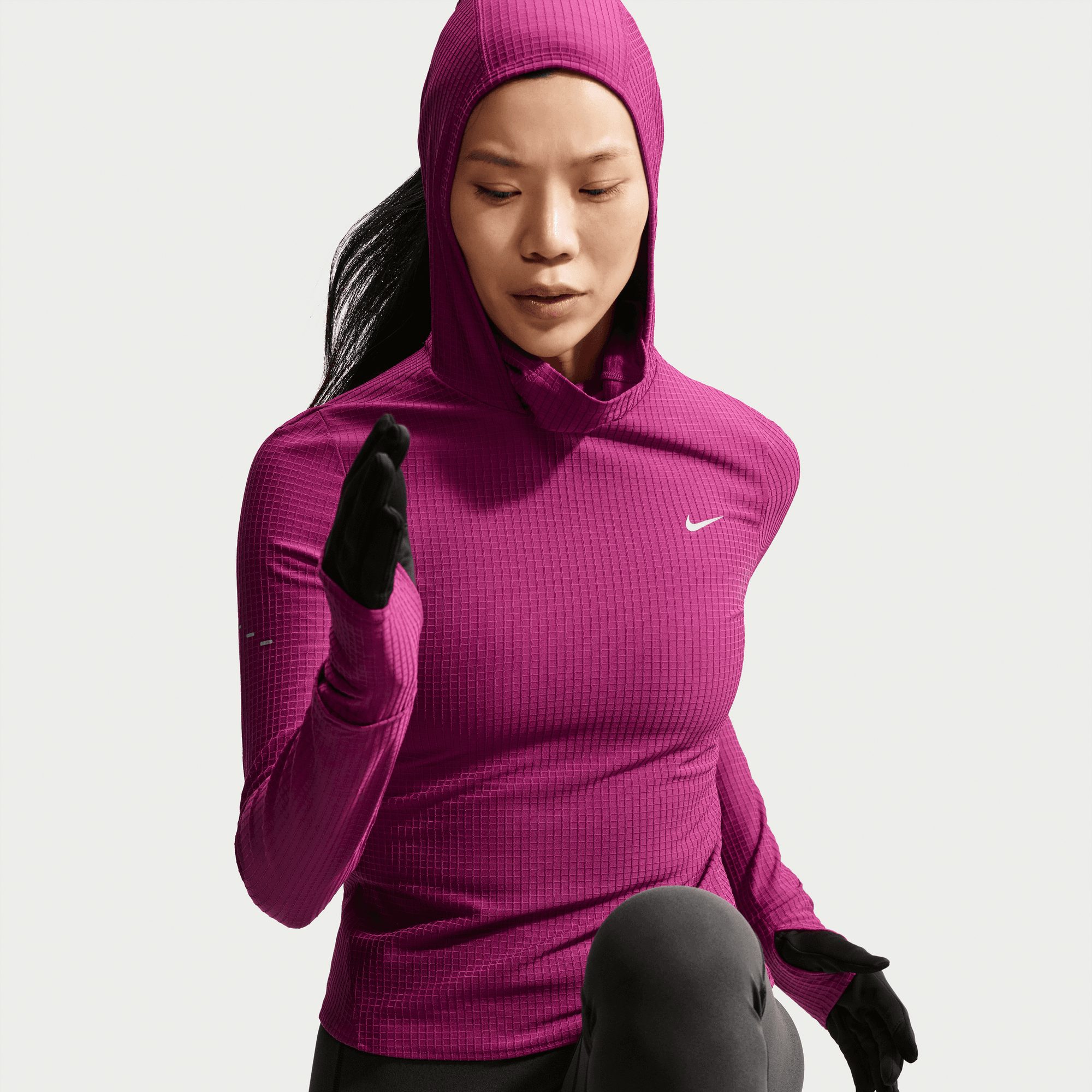 Nike Laufshirt W NK TF SWIFT HOODED LS TOP mit Rundhalsausschnitt, Kurzarm-Design, schnell trocknend