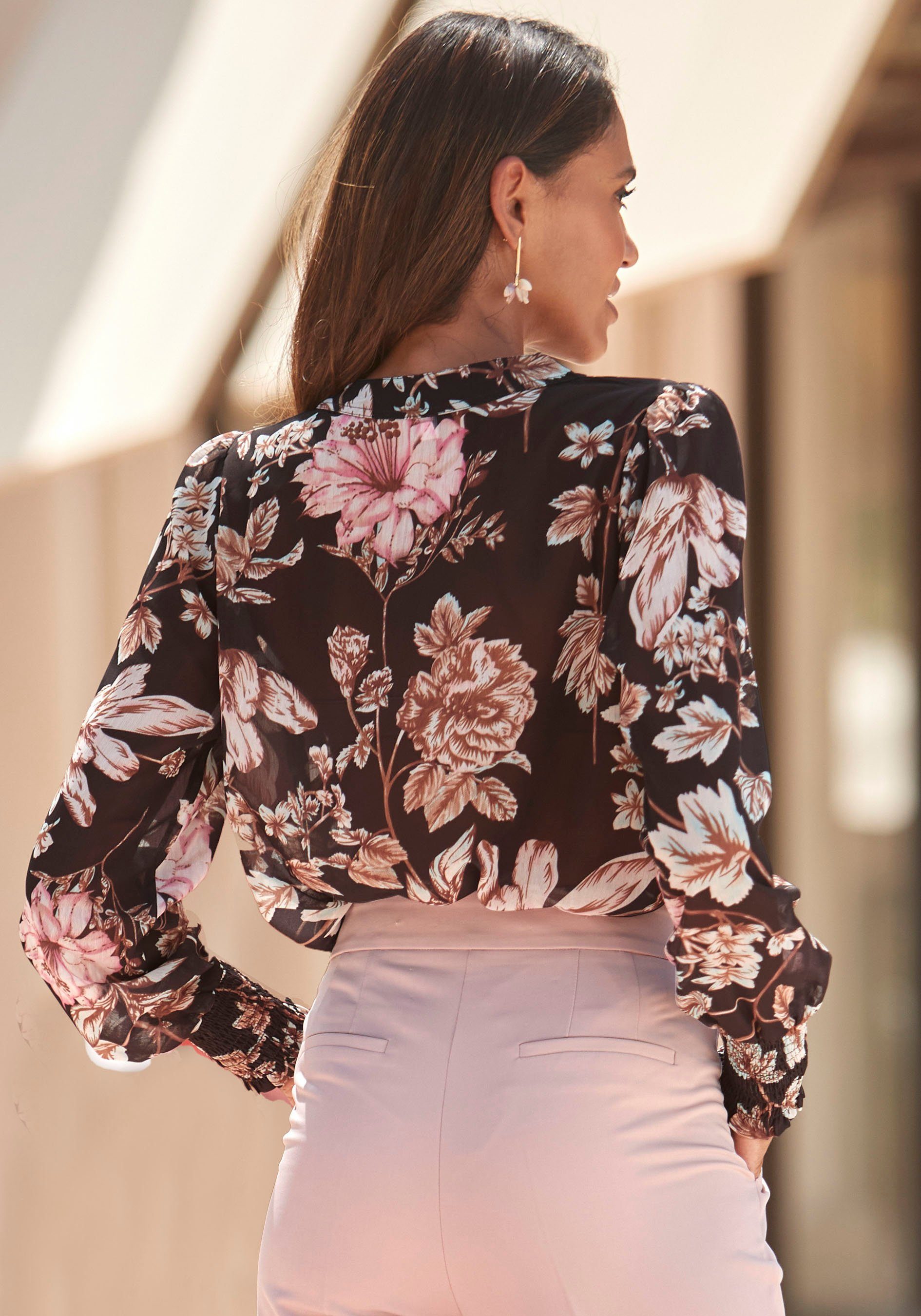 LASCANA Chiffonbluse mit Blumendruck und V-Ausschnitt leicht transparente Damenbluse, geblümtes Blusenshirt, elegant-chic – Bild 3 von 5