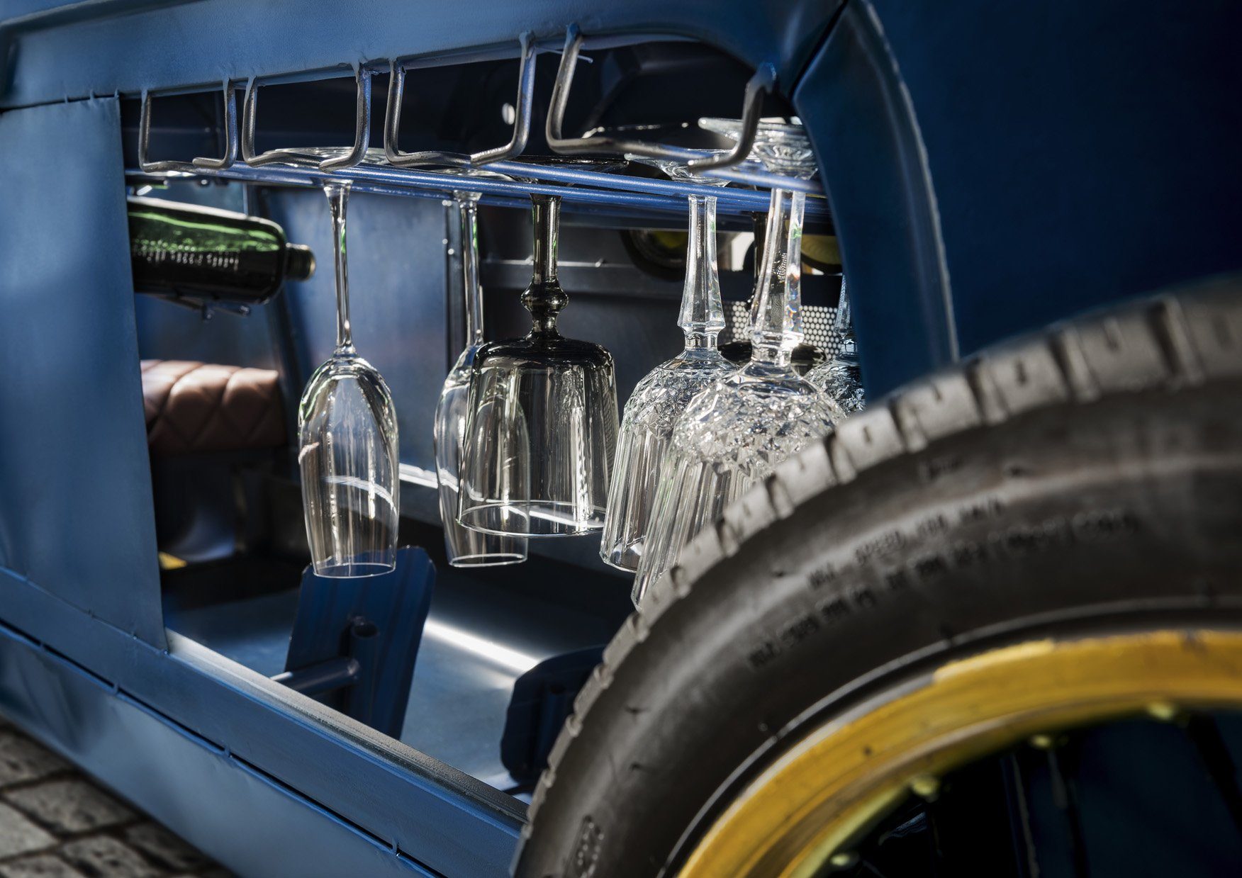 Flaschenhalterung Unikat-Oldtimer-Traktor-Bar More2Home Tür mit und LIZZY, blau, Glas sowie Metall Barschrank