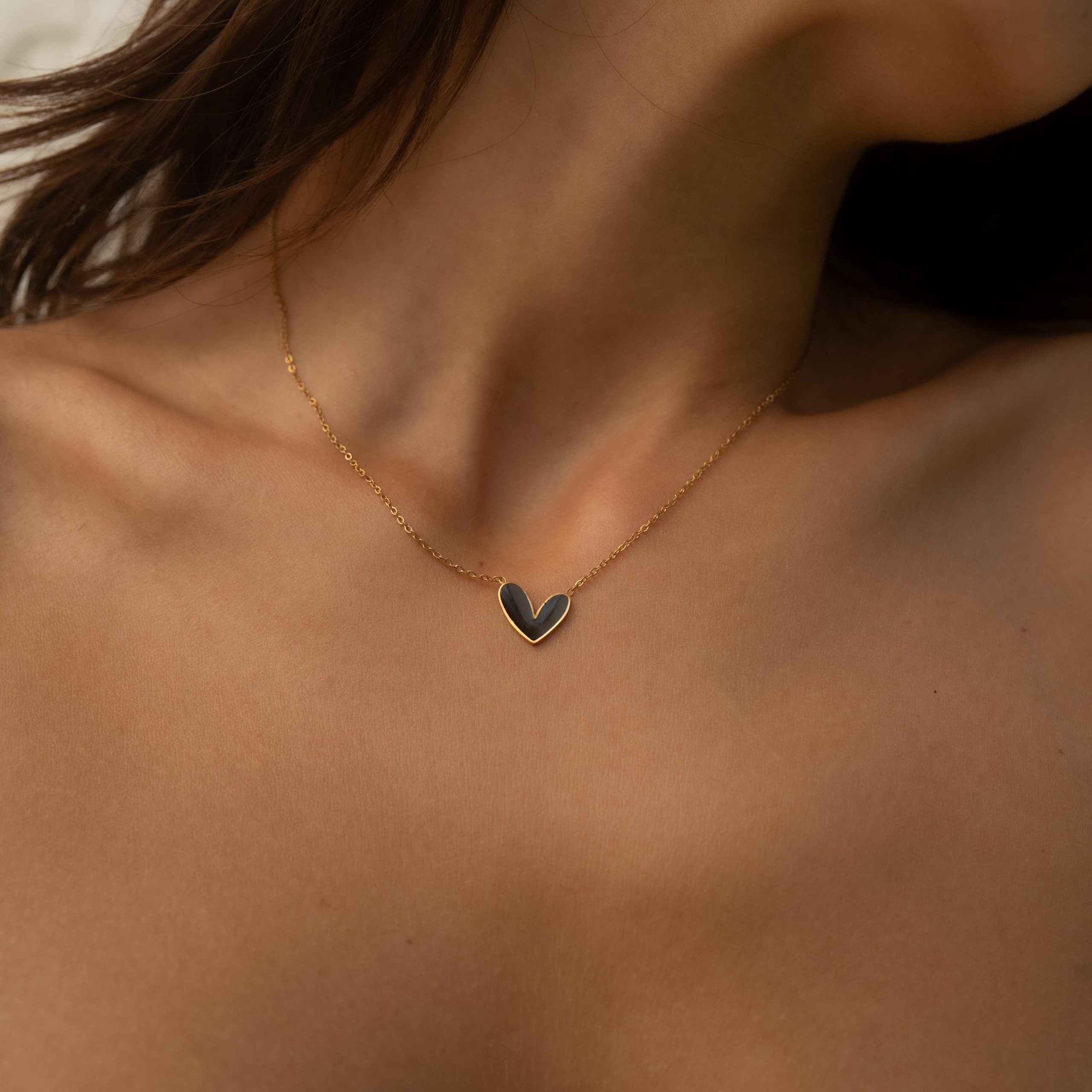 Made by Nami Kette mit Anhänger Herzkette Gold mit Pinkem/Schwarzen Herz aus Chirurgen Edelstahl, Geschenke für Frauen Wasserfester Schmuck Größe Verstellbar