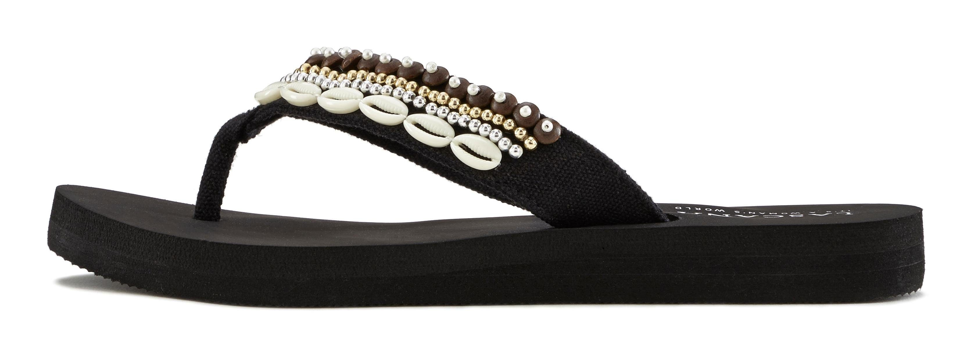 LASCANA Sandale, Badeschuh, Pantolette, Badelatsche, Flip Flop, Sommerschuh, Badezehentrenner Zehentrenner mit Muschel-Imitaten VEGAN