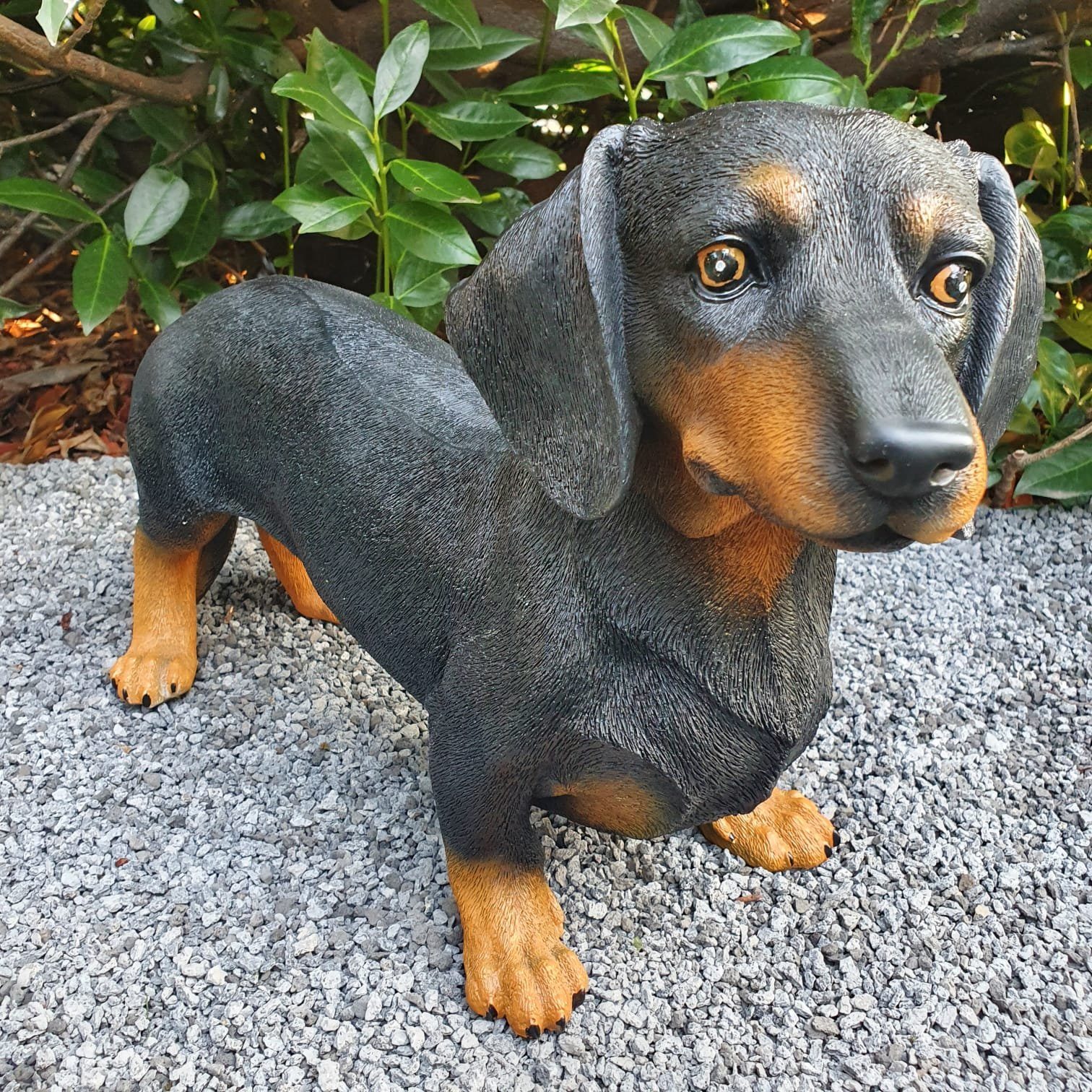 Aspinaworld Gartenfigur Stehender schwarze Dackel Figur 32 cm, Figur für den Garten