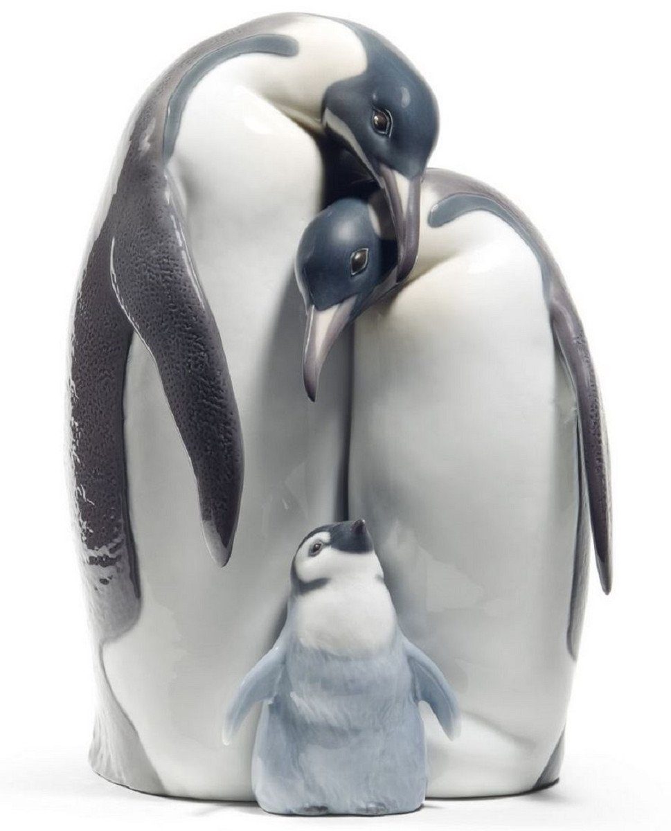 Casa Padrino Dekofigur Casa Padrino Luxus Porzellanfigur / Skulptur Pinguin Familie Mehrfarbig 16 x H. 25 cm - Luxus Kollektion