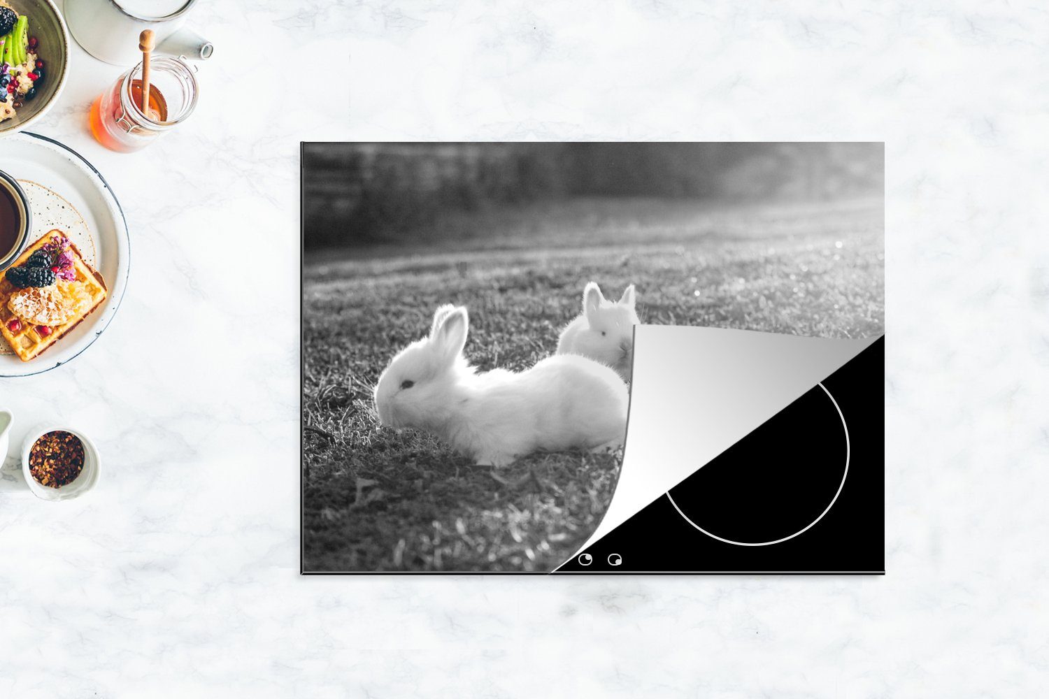 MuchoWow Herdblende-/Abdeckplatte Zwei cm, nutzbar, 70x52 weiß, tlg), kleine Gras - im spielen und Kaninchen Arbeitsfläche Vinyl, (1 Mobile schwarz Ceranfeldabdeckung
