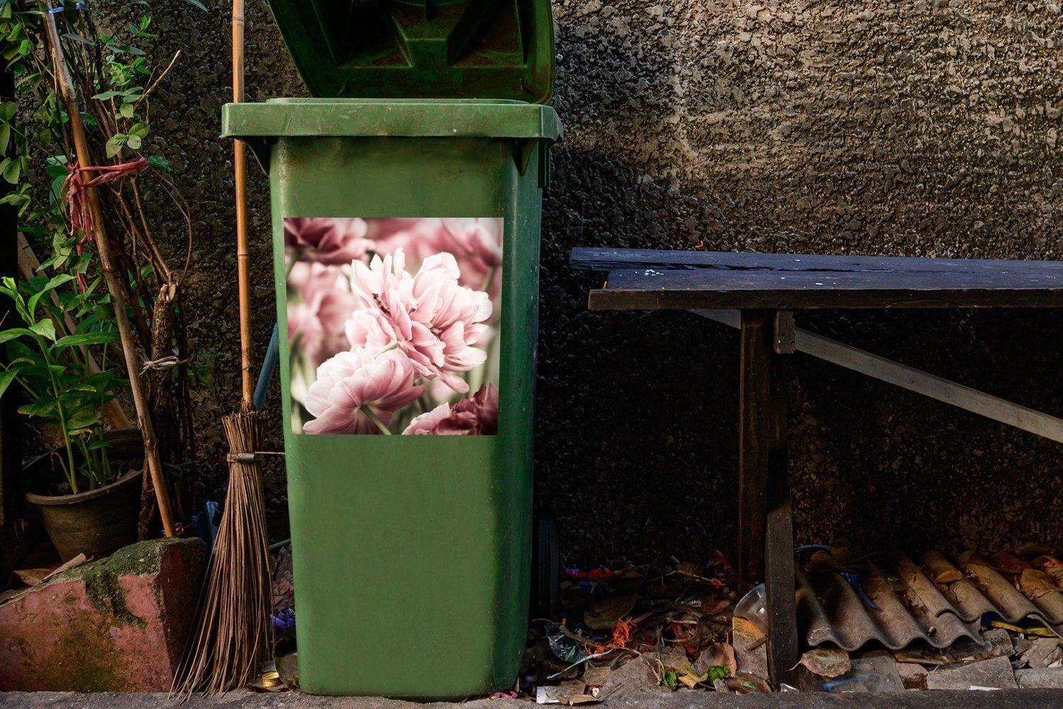 MuchoWow Wandsticker Container, Sonne hellrosa auf Mülltonne, scheint Sticker, St), Abfalbehälter diese Mülleimer-aufkleber, Die (1 Tulpen