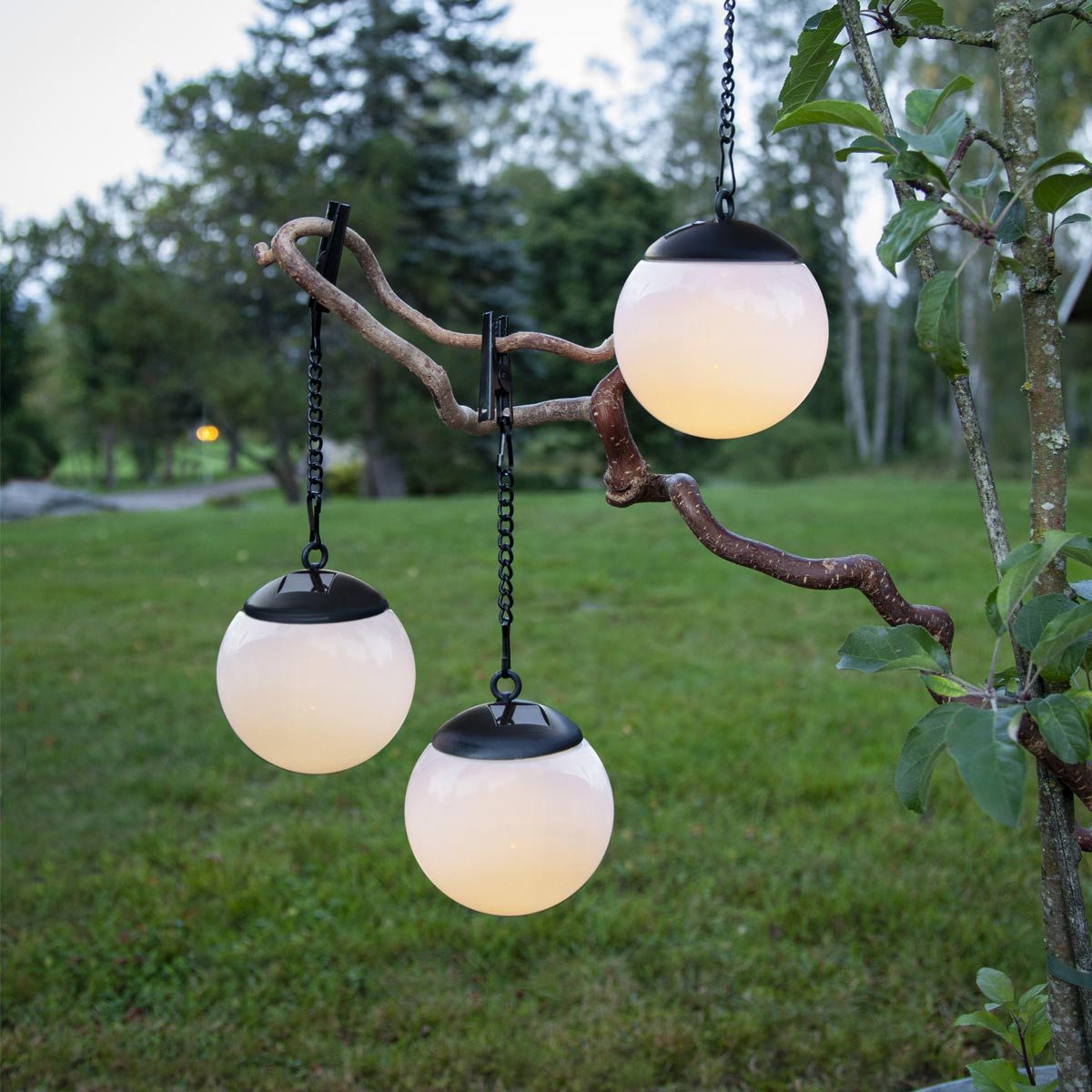 STAR TRADING LED Solarleuchte LED Solar-Kugeln Set zum Aufhängen Ø10cm/Ø20cm, warmweiß
