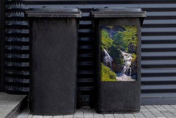 MuchoWow Wandsticker Zwei Wasserfälle treffen im italienischen Nationalpark Gran Paradiso (1 St), Mülleimer-aufkleber, Mülltonne, Sticker, Container, Abfalbehälter