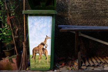MuchoWow Wandsticker Zwei Giraffen in den Savannen des Serengeti-Nationalparks in Afrika (1 St), Mülleimer-aufkleber, Mülltonne, Sticker, Container, Abfalbehälter