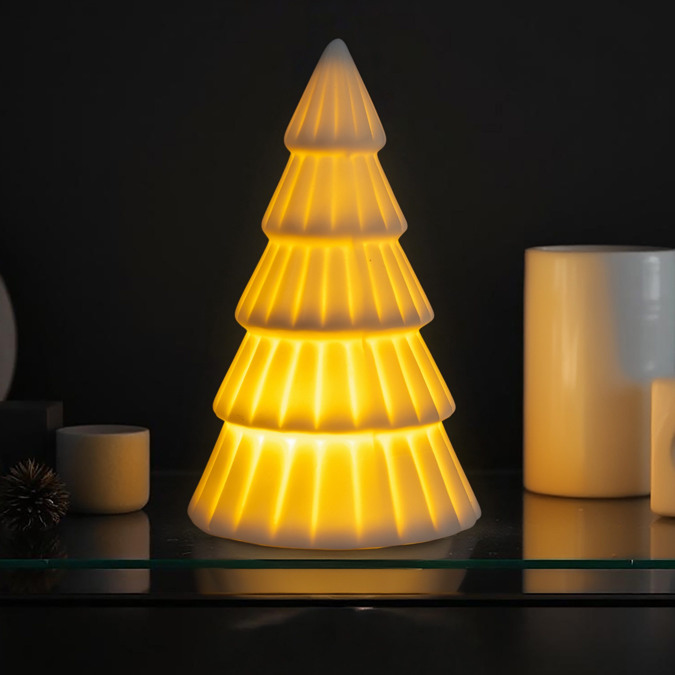 Spetebo LED-Dekofigur LED Porzellan Weihnachtsbaum matt weiß (Anzahl, 1 St., Stück), verstecktes Batteriefach