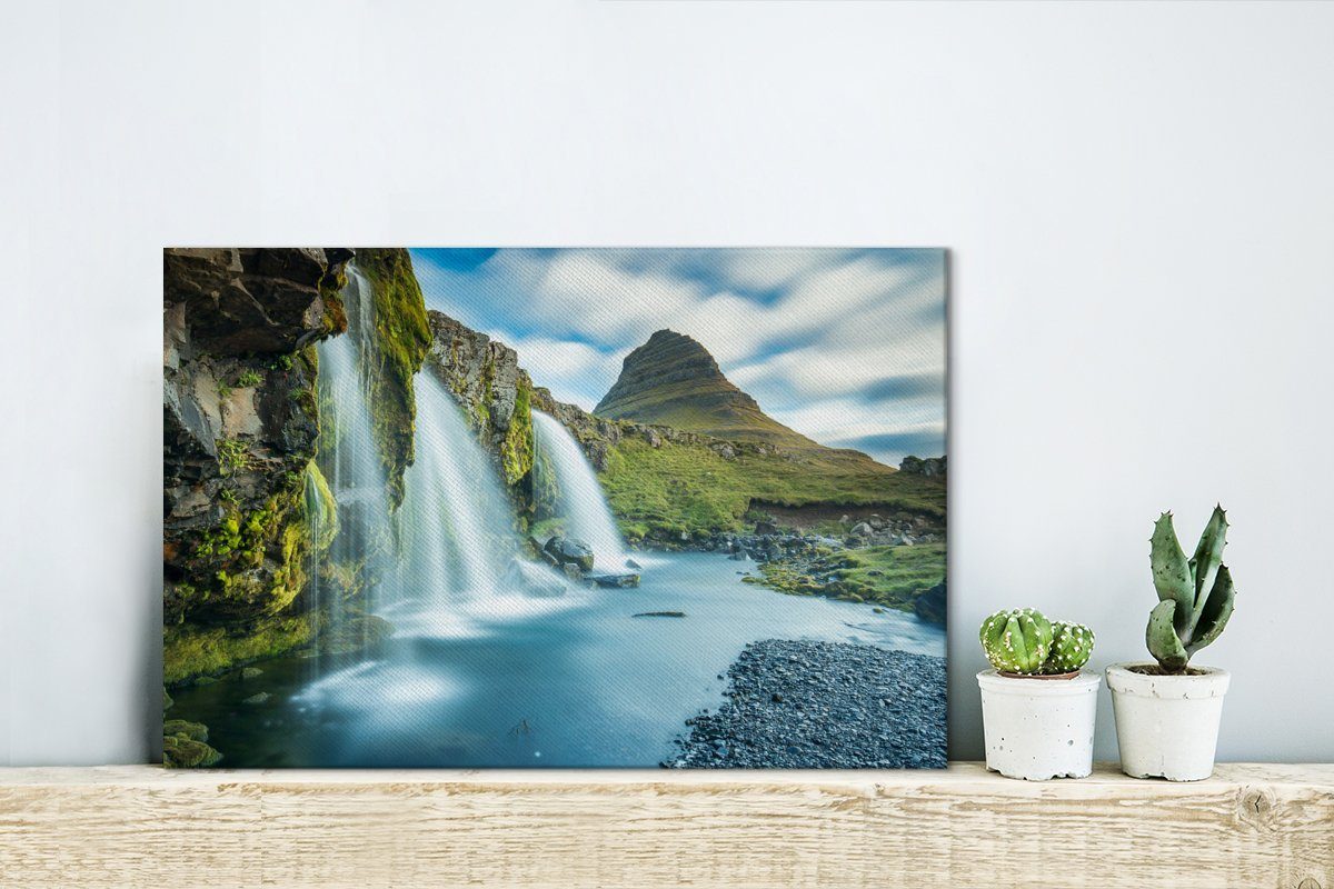OneMillionCanvasses® Leinwandbild Wasserfälle, die in (1 im See Aufhängefertig, Leinwandbilder, Wanddeko, Vatnajökull-Nationalpark, Wandbild 30x20 St), isländischen cm einen