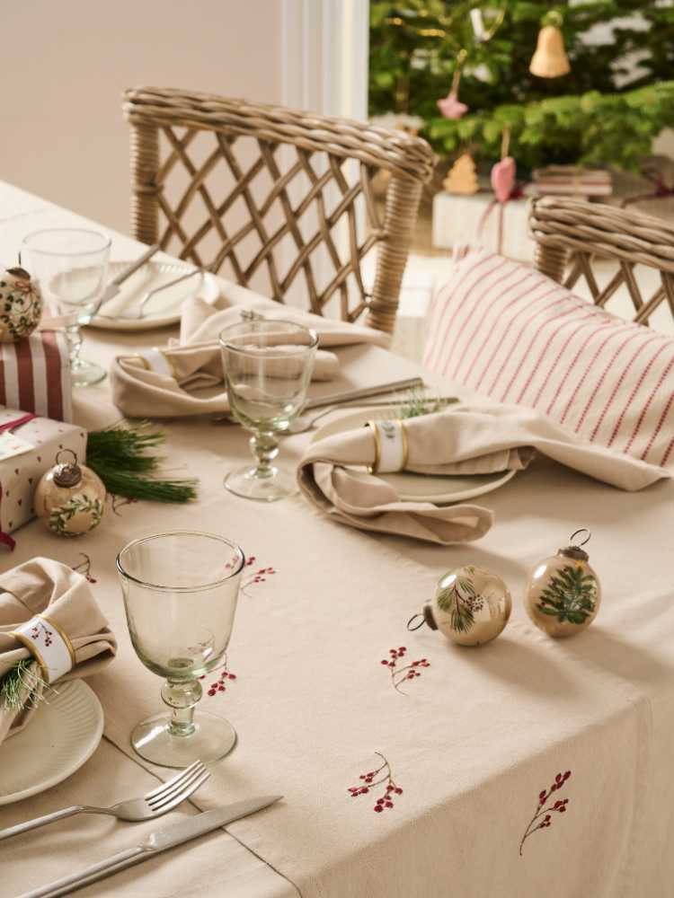 Ib Laursen Tischläufer IB Laursen Tischläufer TRADITION mit WINTERBEEREN ZWEIGEN Bestickt
