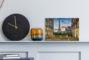 OneMillionCanvasses® Leinwandbild Blick auf den Eiffelturm von einer Straße in Paris, (1 St), Wandbild Leinwandbilder, Aufhängefertig, Wanddeko, 30x20 cm