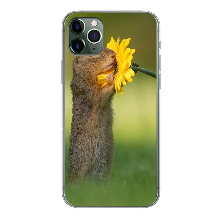 MuchoWow Handyhülle Eichhörnchen schnüffelt an einer gelben Blume von Fotograf Dick van Handyhülle Apple iPhone 11 Pro Max Smartphone-Bumper Print Handy