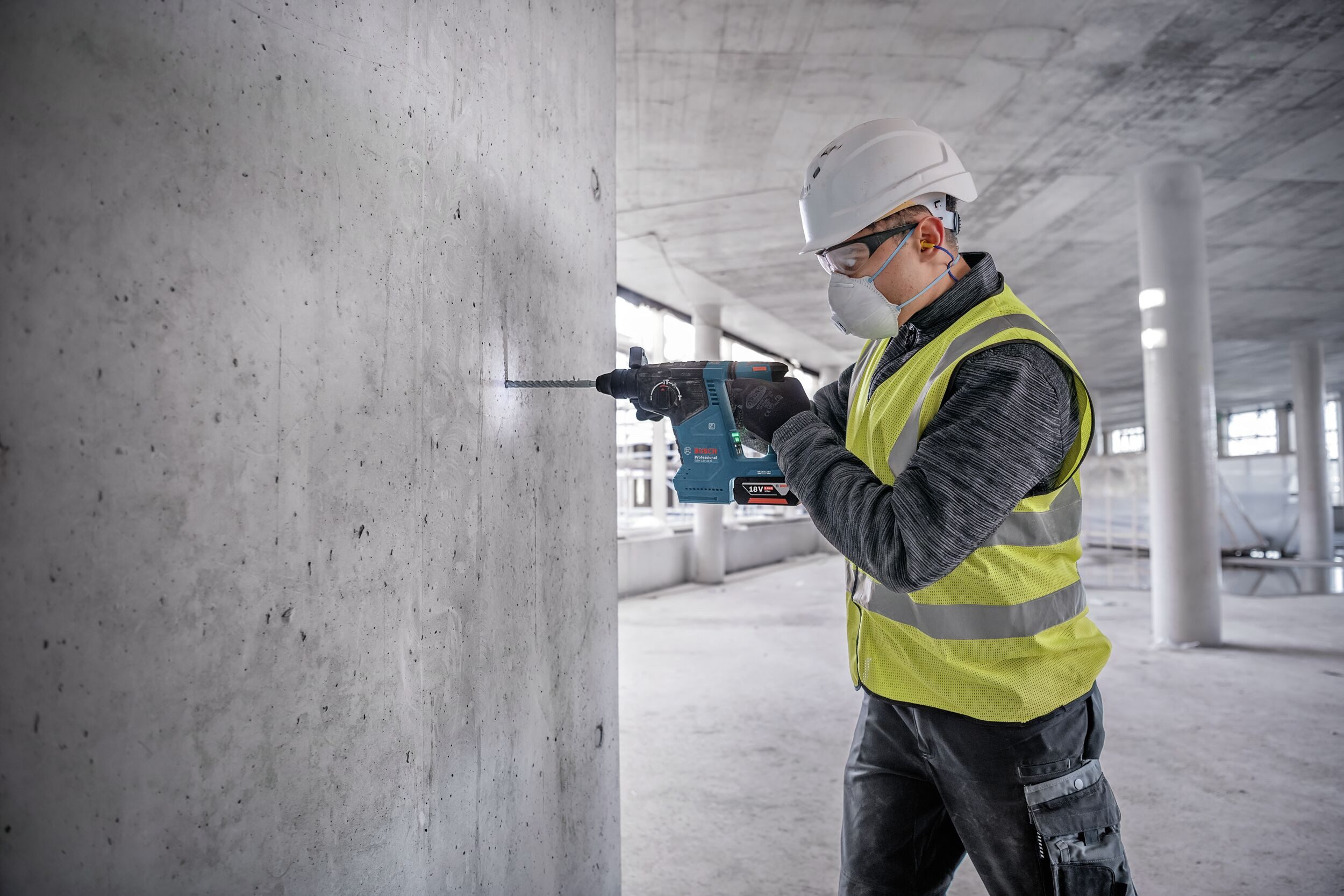 BOSCH Akku-Kombibohrhammer GBH 18V-24 C, 18 V, max. 980 U/min, Bohrhammer mit SDS plus Ohne Akku - im Karton