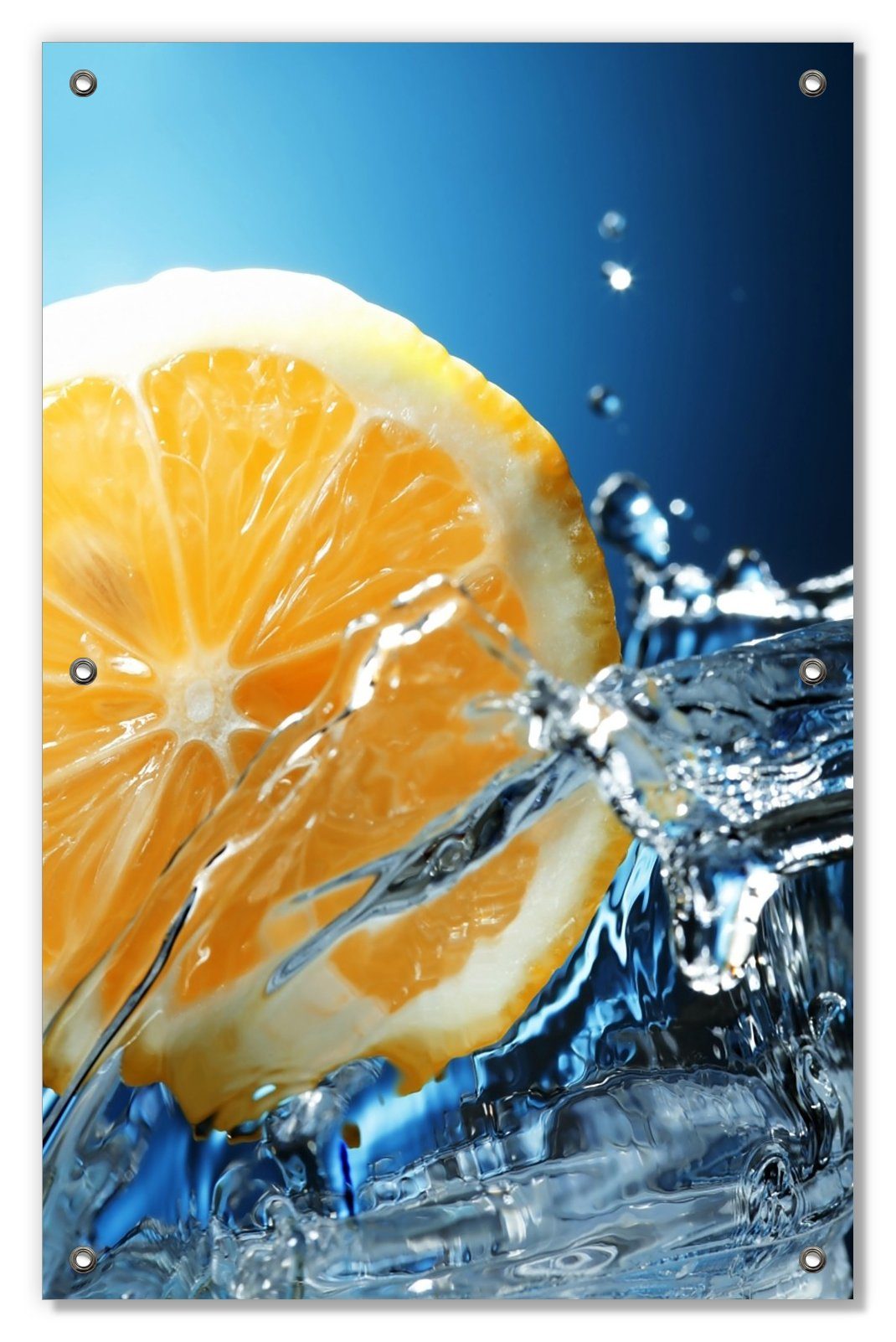 Sonnenschutz Orange in spritzigem Wasser vor blauem Hintergrund, Wallario, blickdicht, mit Saugnäpfen, wiederablösbar und wiederverwendbar