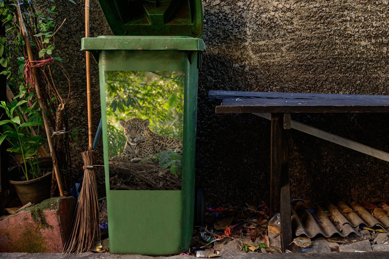MuchoWow Wandsticker Jaguar im Dschungel St), Mülleimer-aufkleber, Mülltonne, Container, Abfalbehälter Sticker, (1