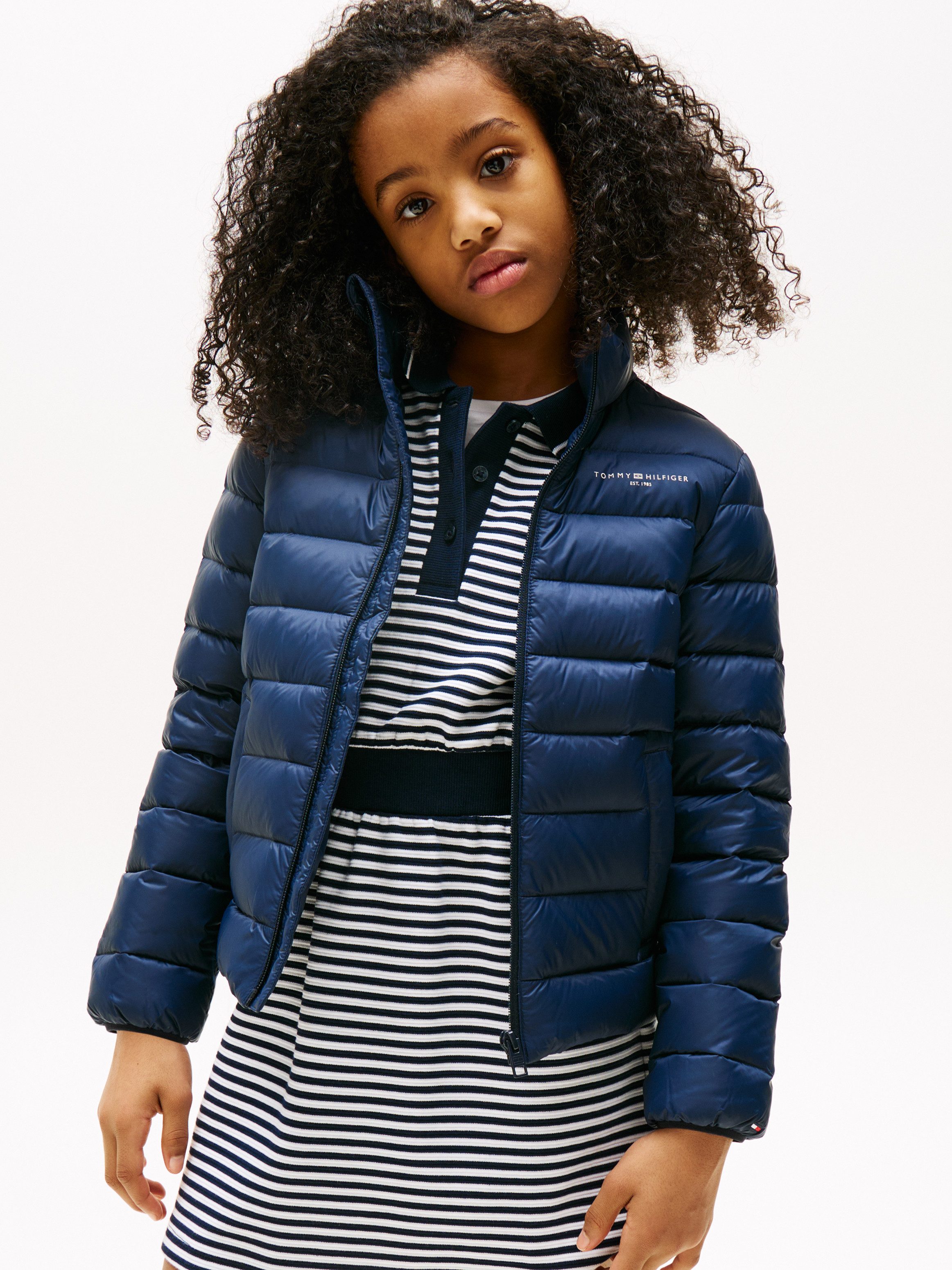 Tommy Hilfiger Steppjacke ESSENTIAL LIGHT DOWN JACKET für Kinder bis 16 Jahre, Logodruck auf der Brust