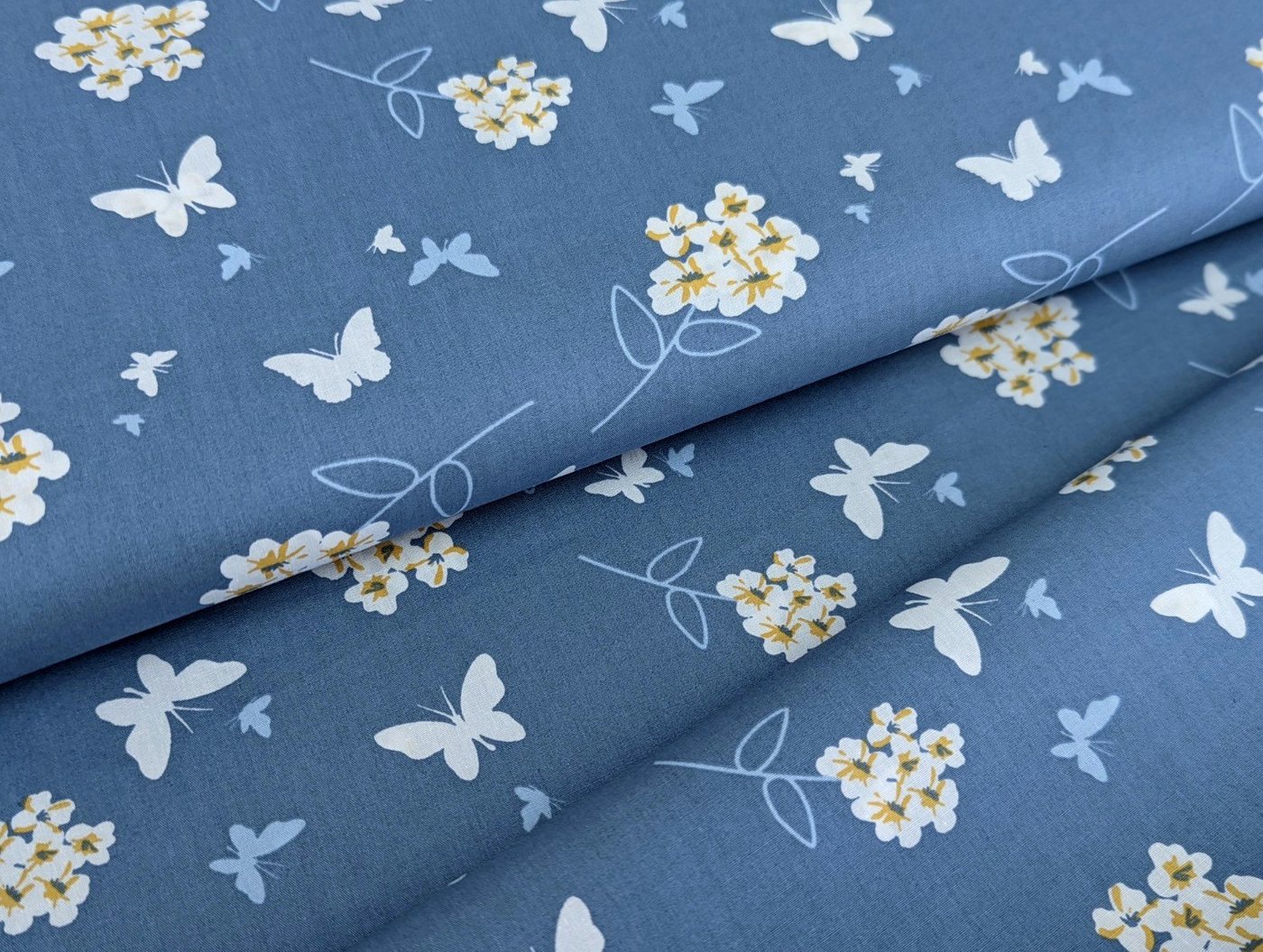 Thumbnail - Stoff Baumwollstoff Popeline Blumen und Schmetterlinge Jeansblau Stoff Meterware