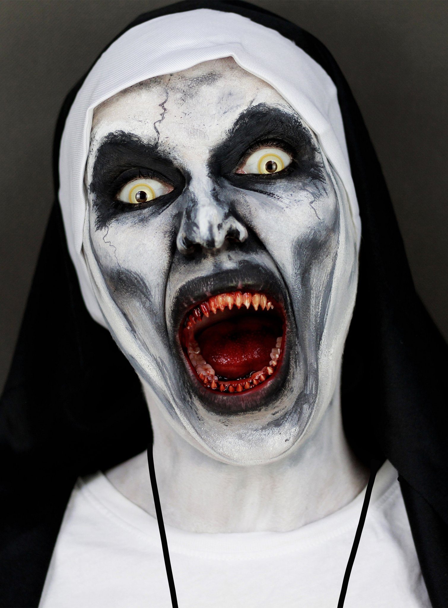 Maskworld Theaterschminke Make-up Set Valak Nonne, Halloween Schminkset Horrornonne mit perfekt abgestimmten Komponenten