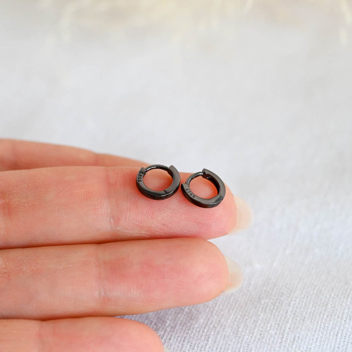 Runde Perlé Paar Creolen mini Creolen für das erste und das zweite Ohrloch, kleine Ohrstecker, 925er Silber (inkl. Geschenkverpackung)