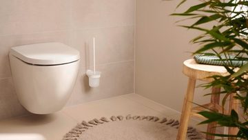 tesa WC-Garnitur MOON Toilettenbürstenhalter ohne Bohren - 37,9 cm : 11,2 cm : 14,5 cm, Badezimmer, Gäste-WC, Wandmontage, (Packung, 1-tlg), selbstklebende WC-Bürste für Wandmontage - weiß