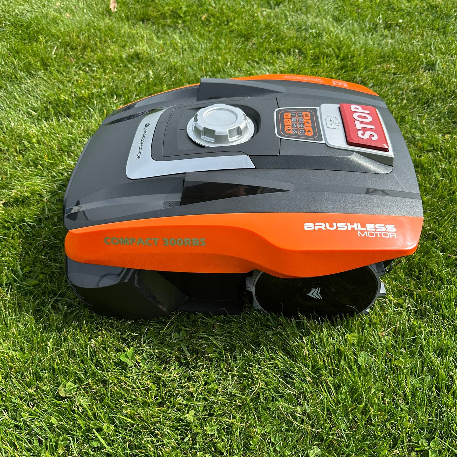 Yardforce Rasenmähroboter Compact 300RBS & AR SH02-EU, plus Mähroboter-Garage