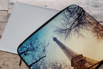 MuchoWow Laptop-Hülle Der Eiffelturm in Kombination mit kahlen Herbstzweigen und einer tief 15 Zoll, Schutzhülle für laptop, weiches Innenfutter zum Schutz vor Kratzern