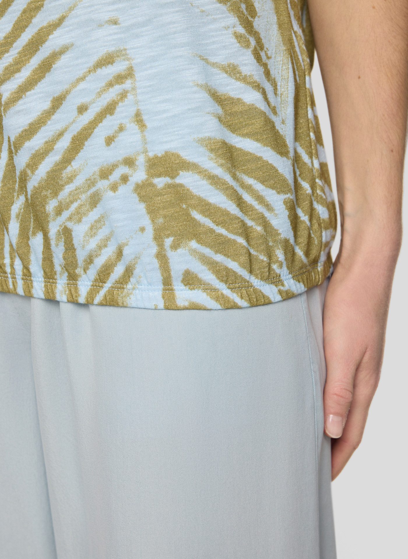 Rabe Kurzarmshirt mit floralem Muster – Bild 4 von 5