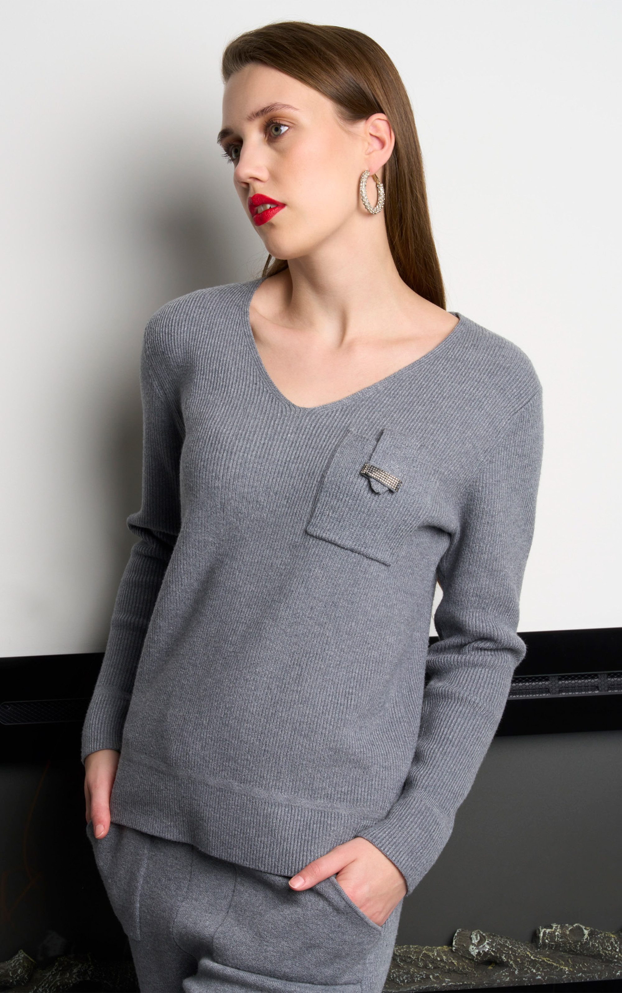 Strickpullover mit V-Ausschnitt und Tasche