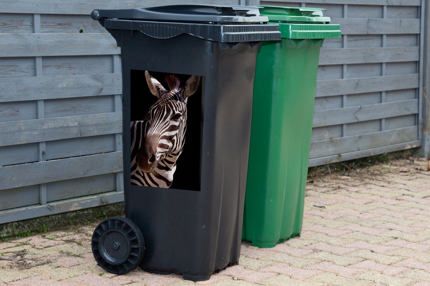 MuchoWow Wandsticker Neugieriges Container, auf Sticker, Abfalbehälter St), Hintergrund Mülltonne, (1 Zebra Mülleimer-aufkleber, schwarzem