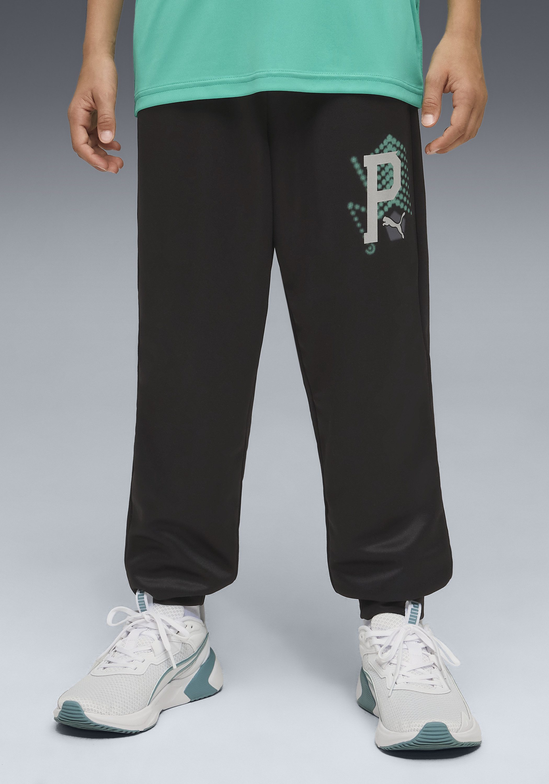 PUMA Trainingshose ACTIVE SPORTS POLY PANTS B mit Eingrifftaschen, Regular Fit, mit Print-Applikationen
