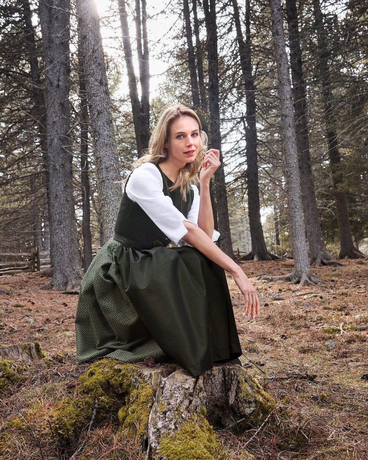 Luis Steindl Dirndl Langes Samt-Dirndl mit Jacquard-Rock