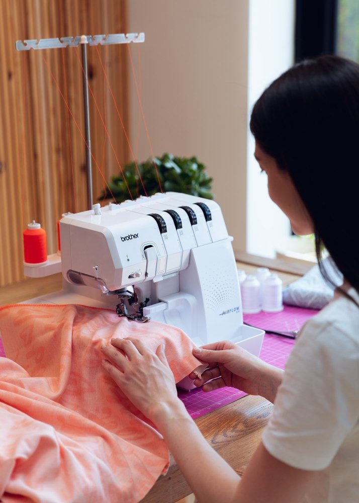 Brother Overlock-Nähmaschine Airflow 3000, 15 Programme, Elektronische Lufteinfädelungstechnologie & 2, 3 & 4 Fäden
