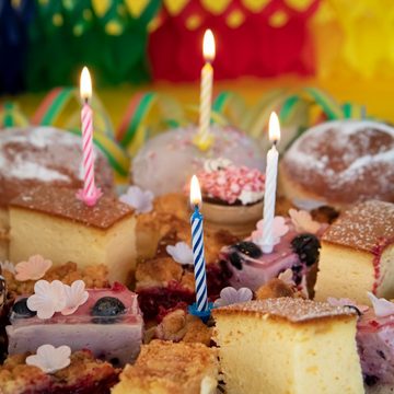 Idena Geburtstagskerze Idena 408210 - Geburtstagskerzen Set mit Haltern, 24 Kerzen und 12