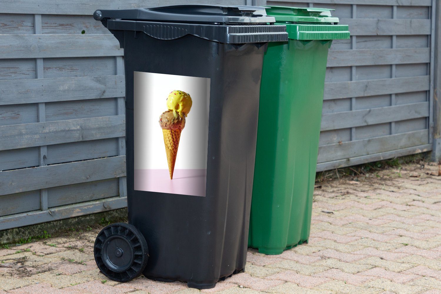 MuchoWow Wandsticker Eiscreme mit St), gelber Abfalbehälter Container, brauner und Kugel (1 Sticker, Mülleimer-aufkleber, Mülltonne
