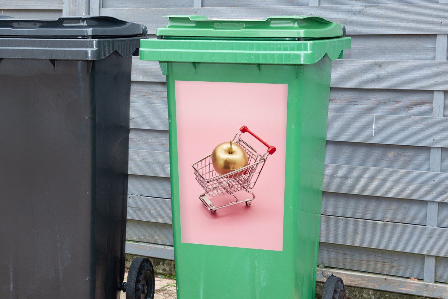MuchoWow Wandsticker Stillleben Sticker, Apfel Container, mit Mülltonne, Mülleimer-aufkleber, St), (1 Miniatur-Einkaufswagens goldenen einem Abfalbehälter eines
