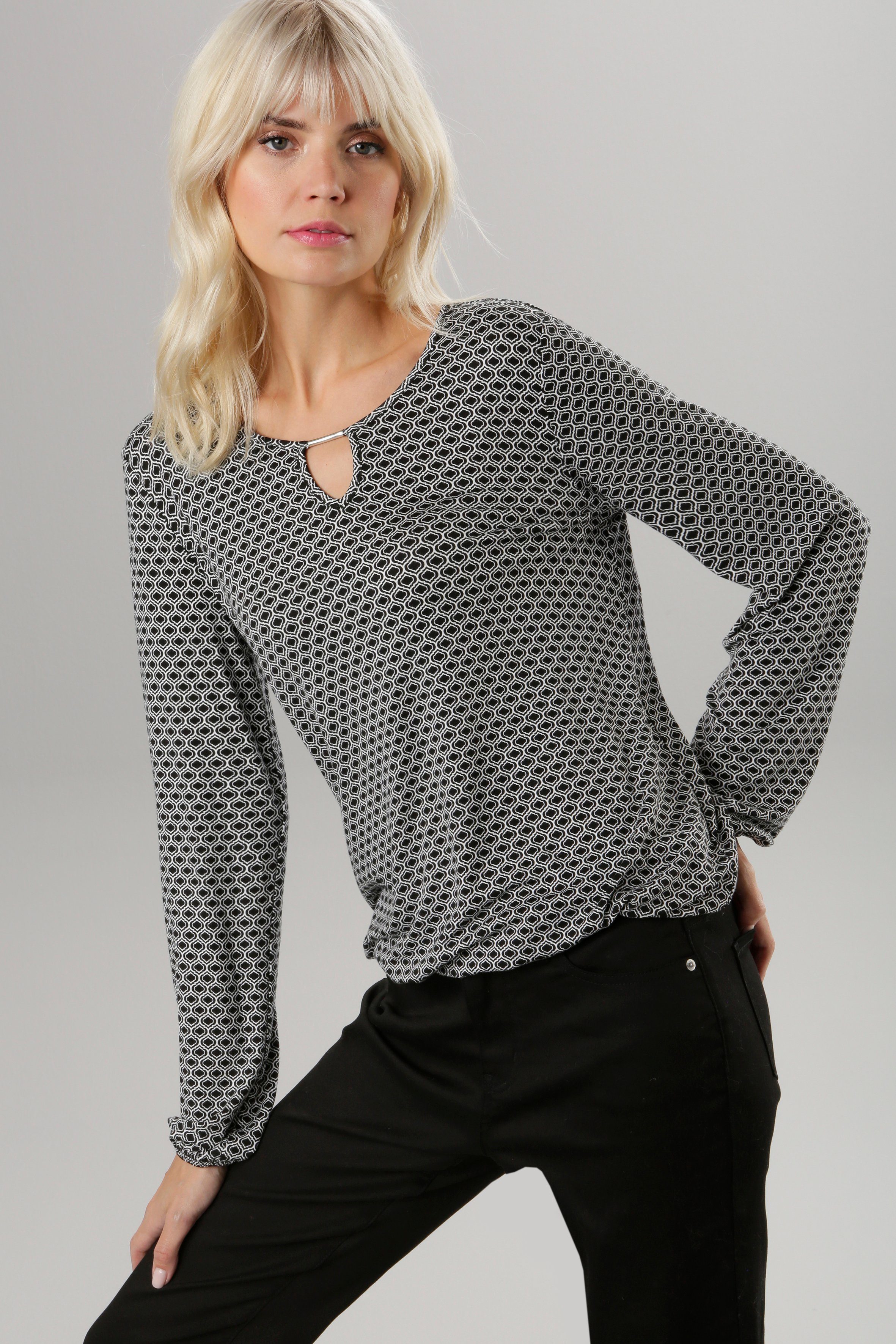 Aniston SELECTED Langarmshirt in unterschiedlichen Drucken, Schmuckelement mit jeweils schwarz-offwhite