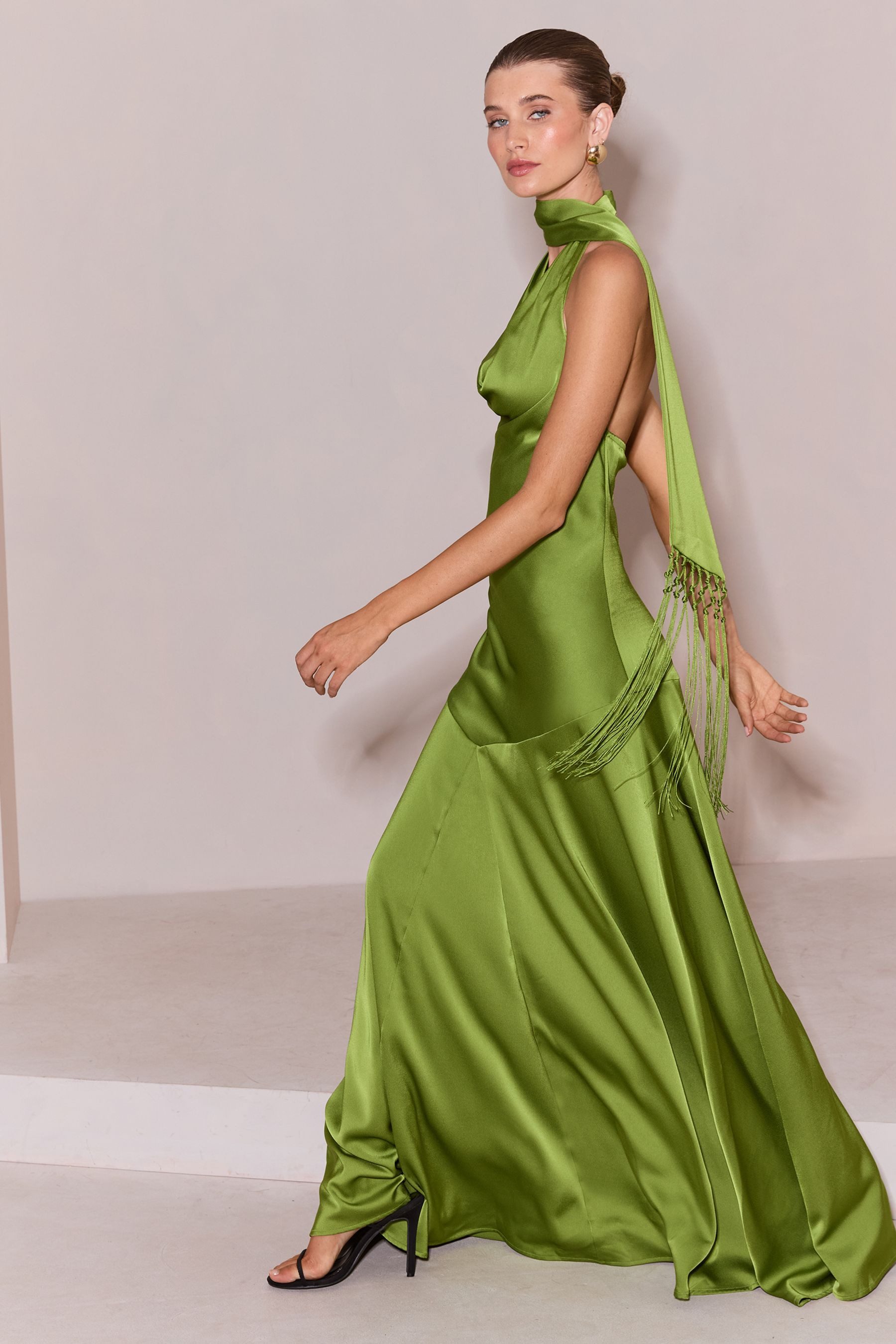 LIPSY Satinkleid Fit and Flare Satin-Maxikleid mit Fransenschal (1-tlg)