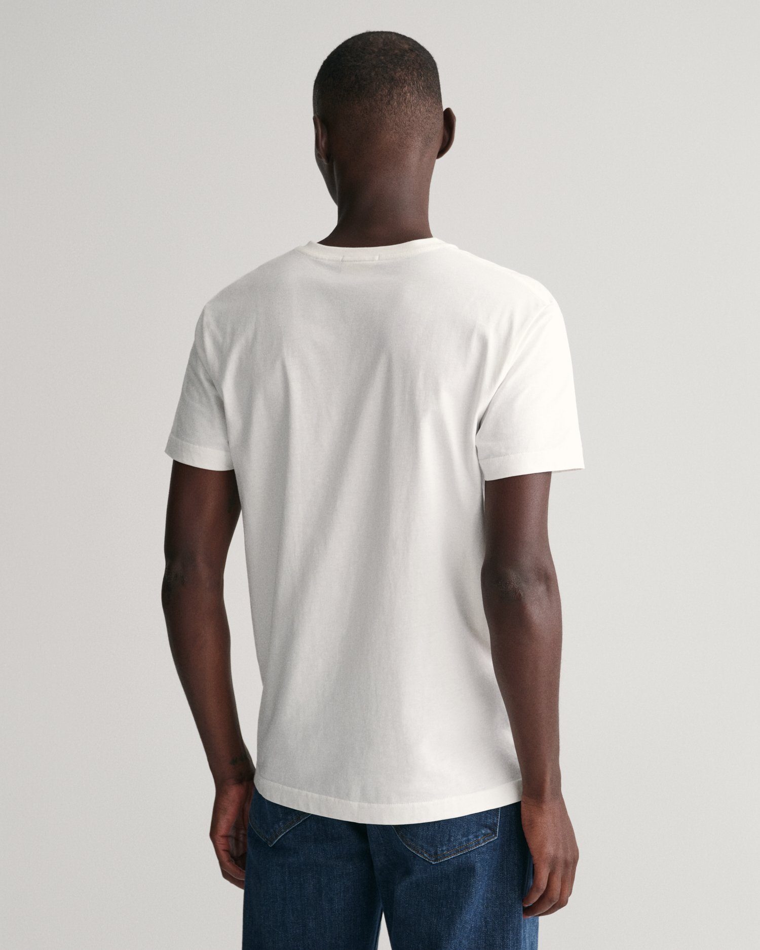 Gant V-NECK Brust auf Logostickerei mit T-Shirt SHIELD T-SHIRT kleinen white der einer SLIM