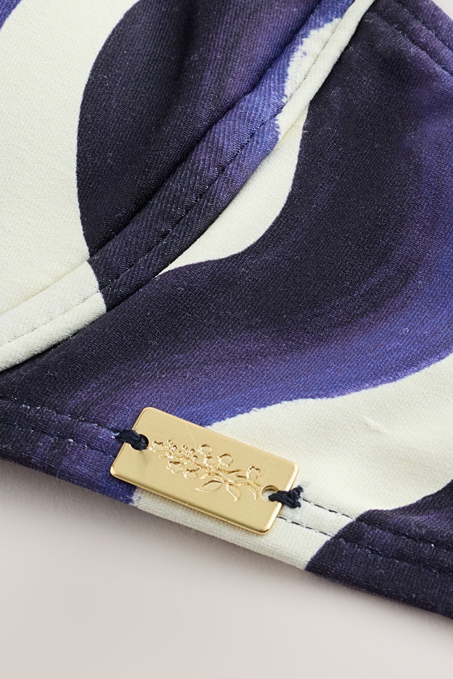 LAURA ASHLEY Badeanzug Laura Ashley Bikinioberteil für die vollere Brust (1-St)
