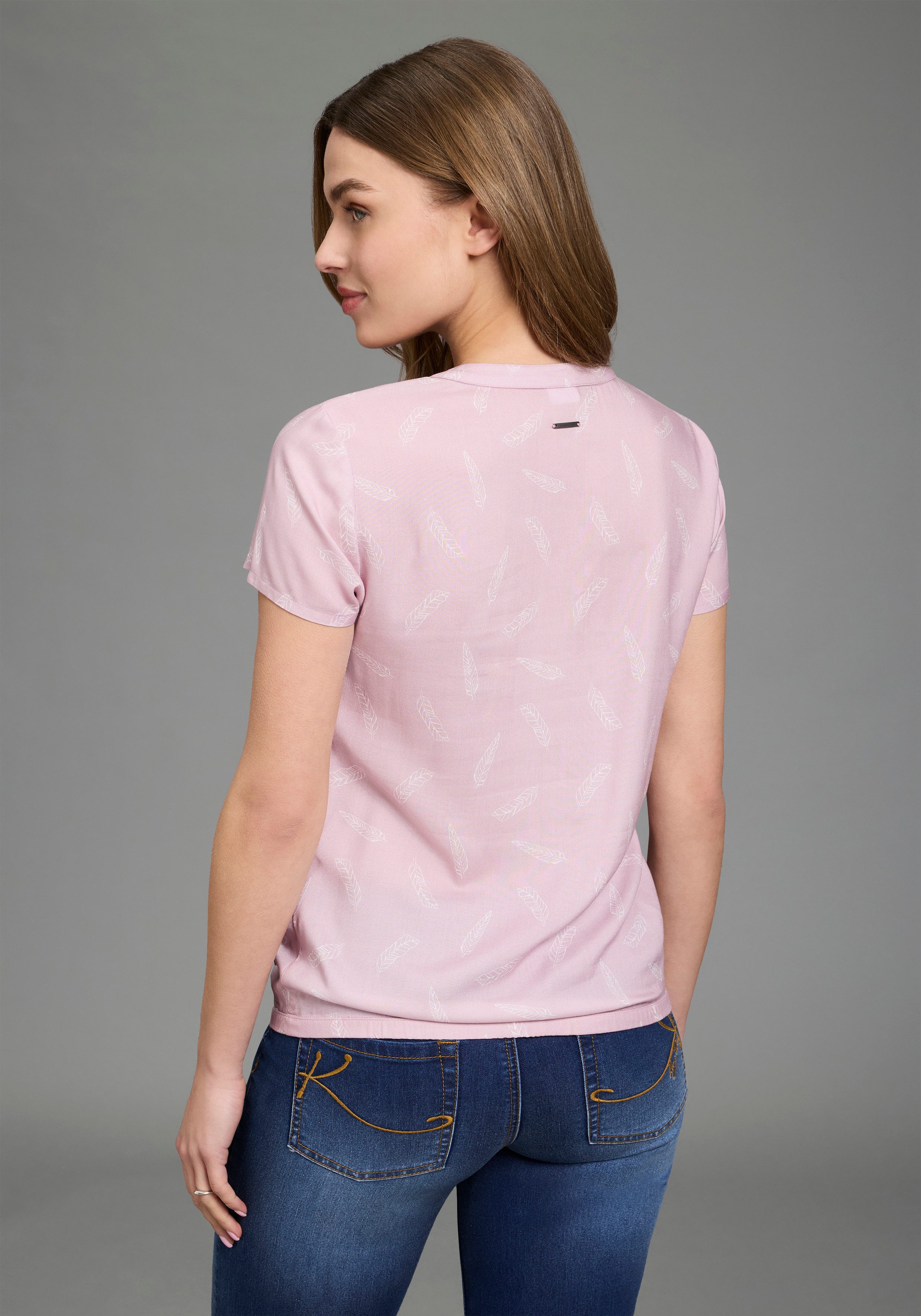 KangaROOS Kurzarmbluse mit Federprint, figurumspielende Passform, herzförmiger Ausschnitt